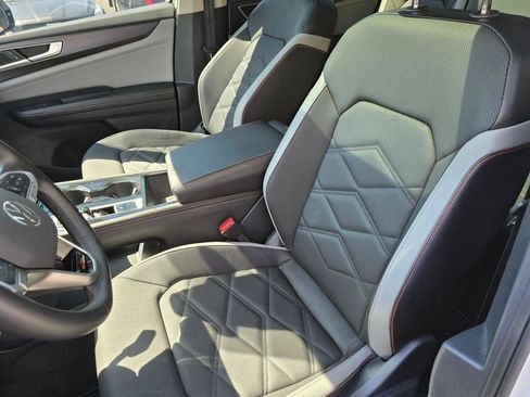 Used 2024 Volkswagen Atlas Peak Edition SE AWD/4WD image 36