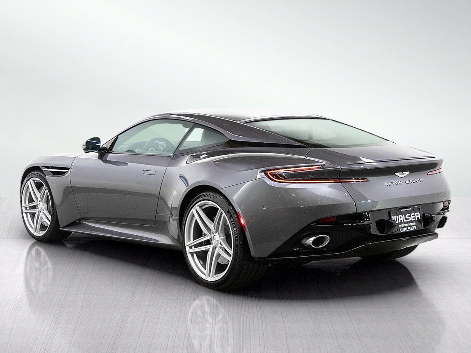 Used 2025 Aston Martin DB12 Coupe RWD image 3