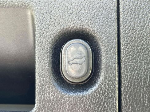 Used 2018 Chevrolet Suburban Premier image 19