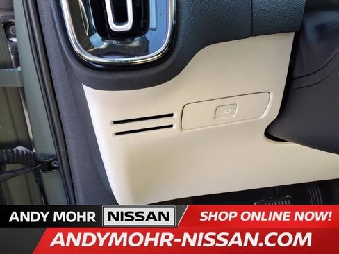 Used 2023 Volvo XC40 B5 Plus image 11