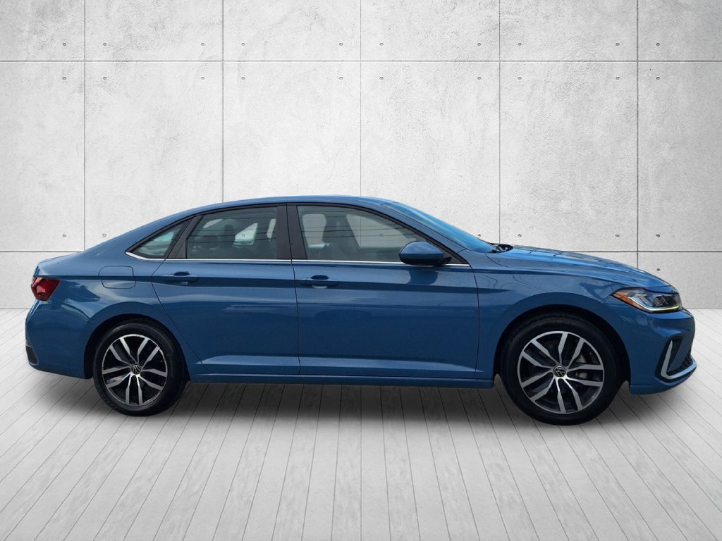 Used 2025 Volkswagen Jetta SE FWD image 4