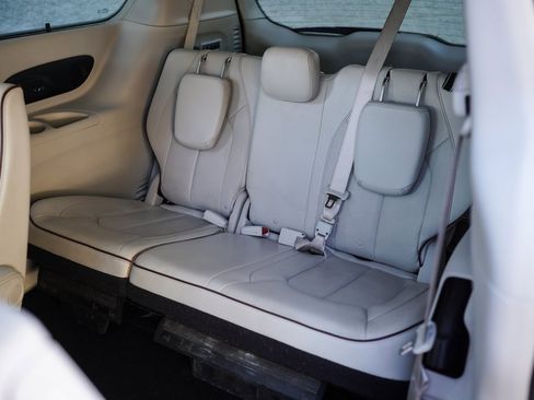 Used 2020 Chrysler Pacifica Limited image 24