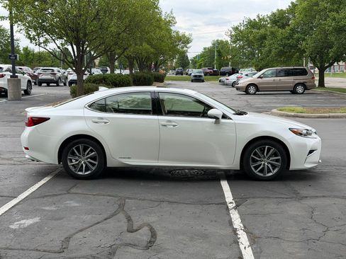 Used 2016 Lexus ES 300h w/ Luxury Package w/Wood Trim FWD image 8