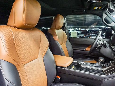 Used 2025 Lexus GX 550 image 17