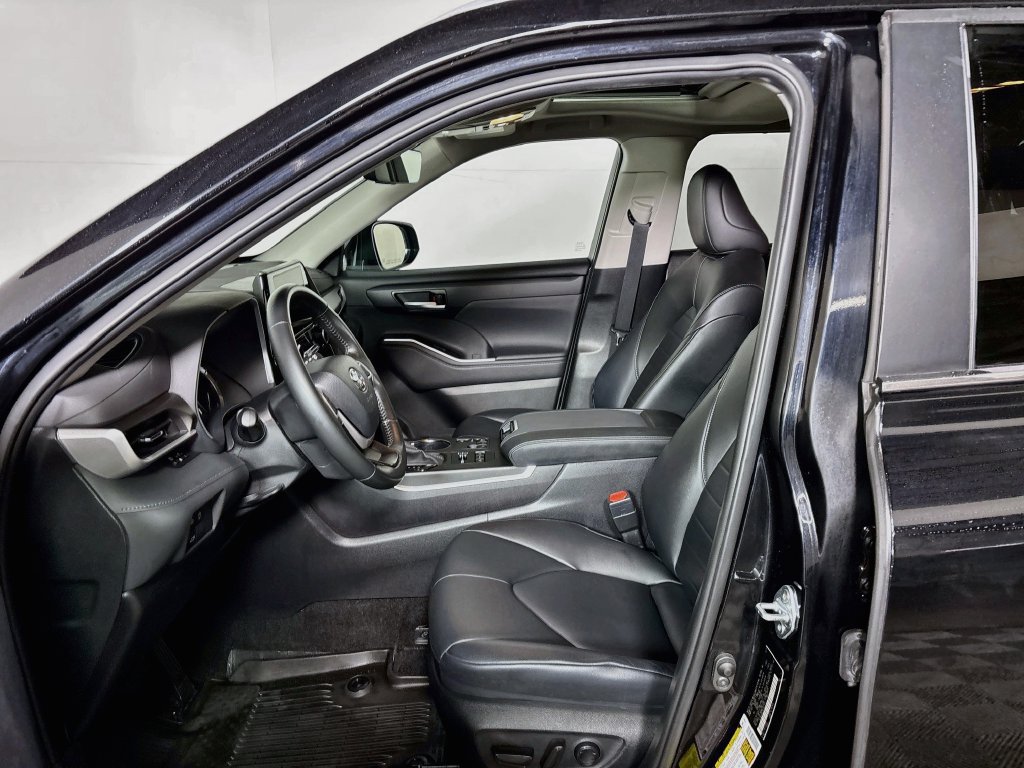 Used 2023 Toyota Highlander XLE AWD/4WD image 11