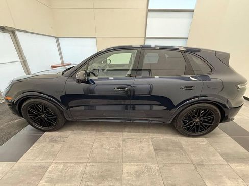 Certified 2025 Porsche Cayenne Turbo AWD/4WD image 2