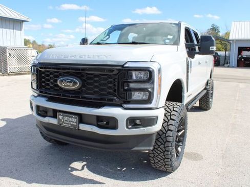 Used 2025 Ford F250 Lariat w/ Black Appearance Package image 3