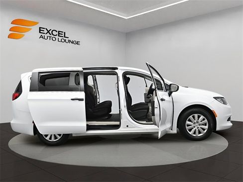 Used 2021 Chrysler Voyager L image 52