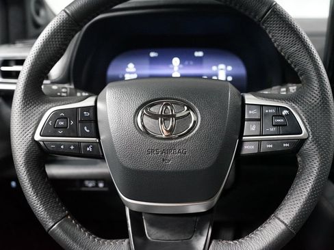 Used 2025 Toyota Sienna Limited image 12