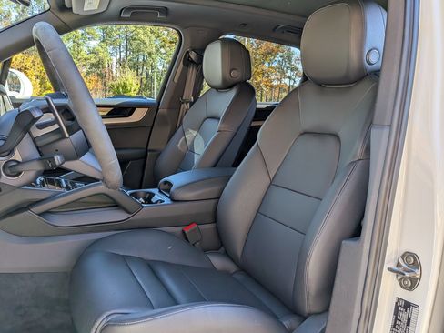 Certified 2025 Porsche Cayenne AWD/4WD image 5