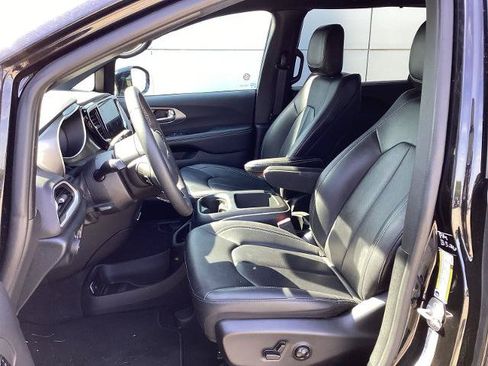Used 2025 Chrysler Pacifica Select FWD image 5