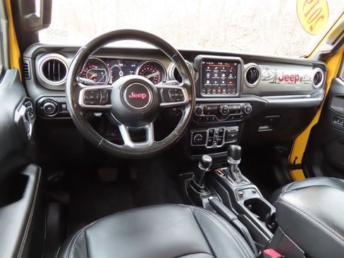 Used 2019 Jeep Wrangler Unlimited Sahara w/ Uconnect 4C Nav & Sound Group image 4