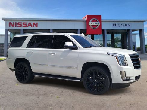 Used 2020 Cadillac Escalade Luxury RWD image 2