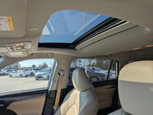 Used 2023 Toyota Highlander Limited image 12