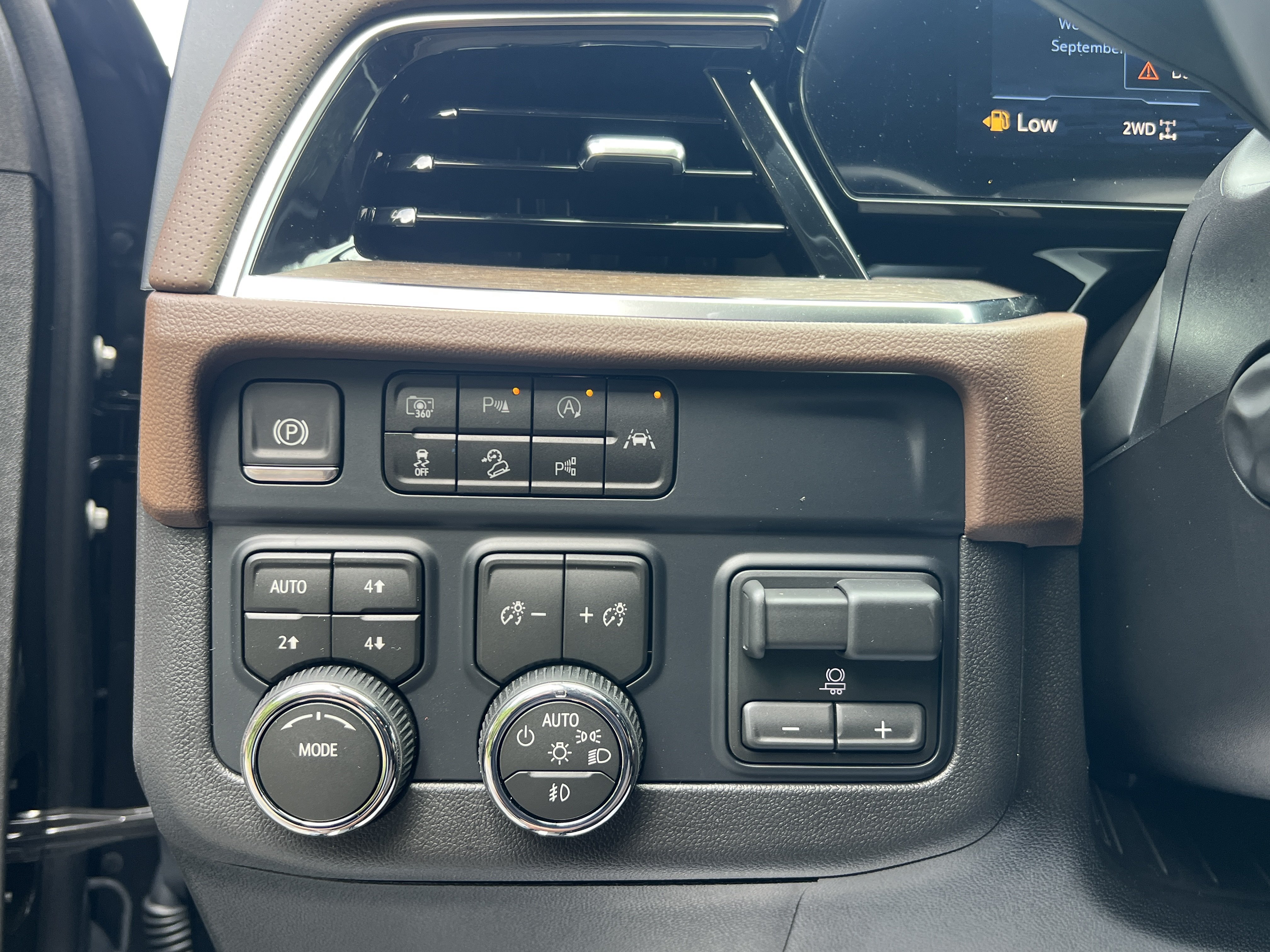 New 2026 Chevrolet Tahoe High Country w/ Sun And Tow Package AWD/4WD image 18