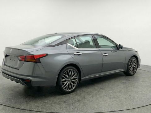 Used 2025 Nissan Altima 2.5 SV FWD image 9