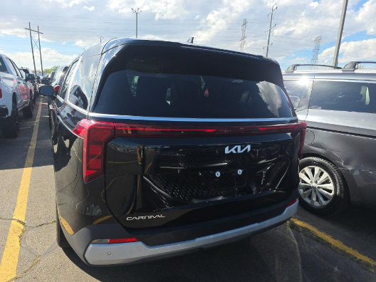 Used 2025 Kia Carnival FWD image 4