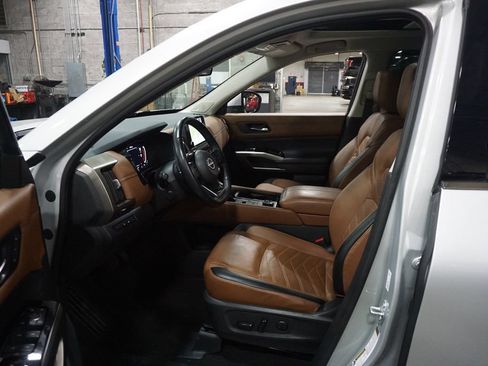 Used 2023 Nissan Pathfinder Platinum AWD/4WD image 2