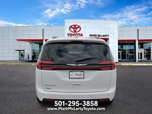 Used 2021 Chrysler Pacifica Touring FWD image 4