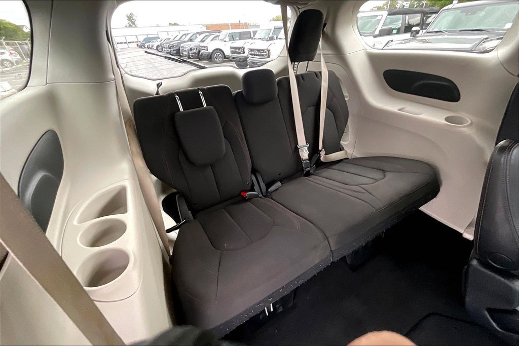 Used 2019 Chrysler Pacifica Touring Plus w/ Cold Weather Group FWD image 27