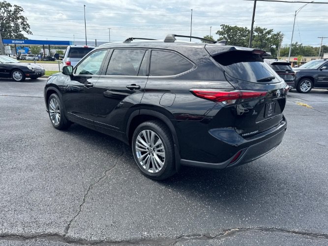 Used 2022 Toyota Highlander Limited AWD/4WD image 3