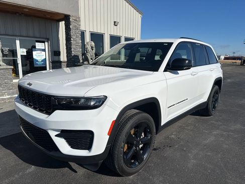 Used 2023 Jeep Grand Cherokee Altitude image 2