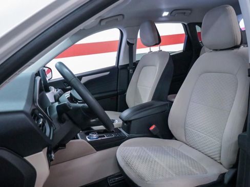 Used 2022 Ford Escape SE w/ SE Sport Appearance Package image 10