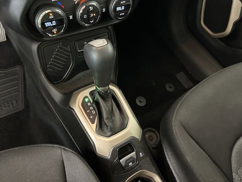 Used 2015 Jeep Renegade Latitude w/ Popular Equipment Group FWD image 18