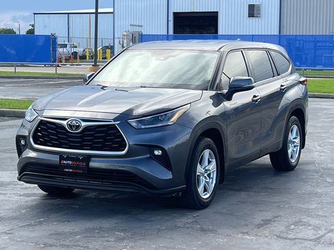 Used 2021 Toyota Highlander LE AWD/4WD image 5