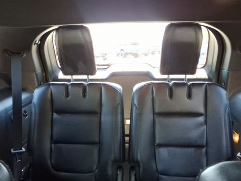 Used 2018 Ford Explorer XLT w/ Equipment Group 202A FWD image 23