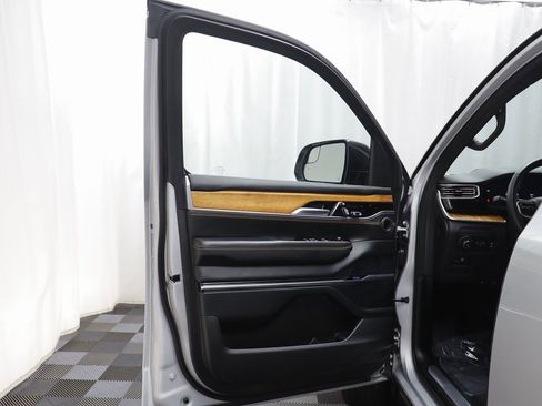 Used 2024 Jeep Grand Wagoneer L Series III image 4