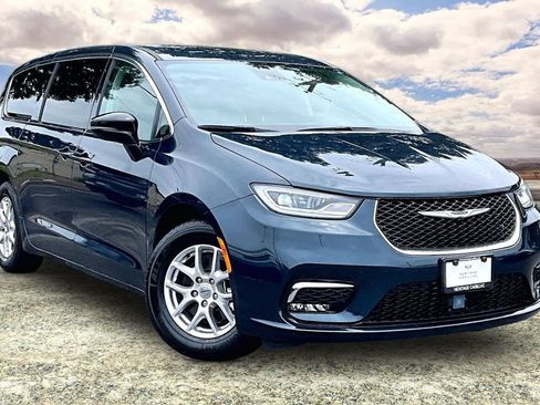 Used 2024 Chrysler Pacifica Touring-L FWD image 1