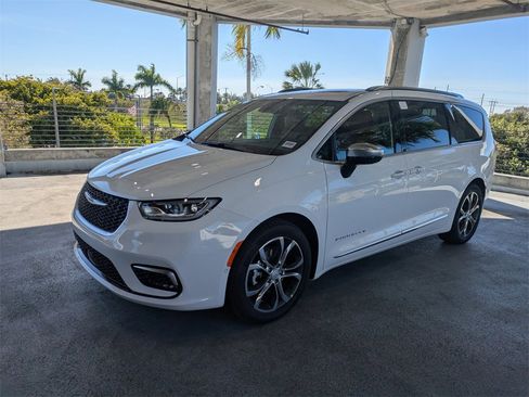 New 2026 Chrysler Pacifica Pinnacle image 9