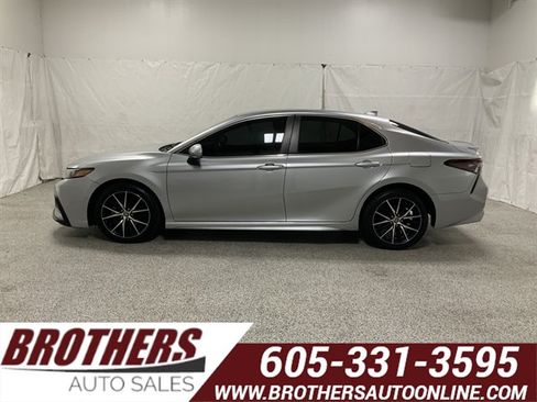 Used 2022 Toyota Camry SE FWD image 1