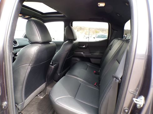 Used 2021 Toyota Tacoma TRD Sport w/ TRD Premium Sport Package AWD/4WD image 18