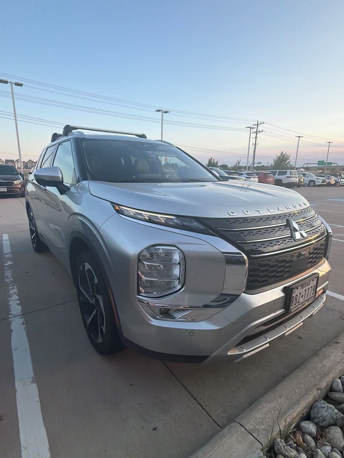 Used 2022 Mitsubishi Outlander SE FWD image 2