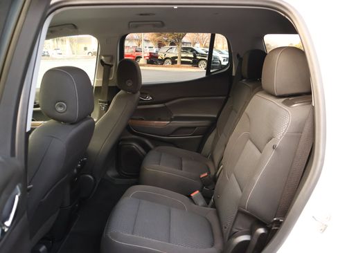 Used 2023 GMC Acadia SLE image 19