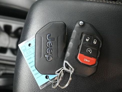 Used 2023 Jeep Wrangler Unlimited Sahara w/ Cold Weather Group AWD/4WD image 16