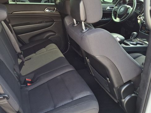 Used 2019 Jeep Grand Cherokee Laredo RWD image 22