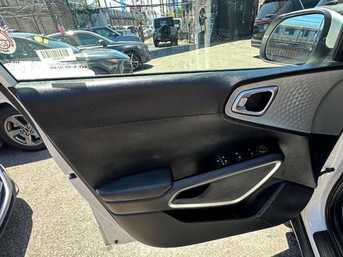Used 2023 Kia Soul LX w/ Option Group 015 FWD image 18