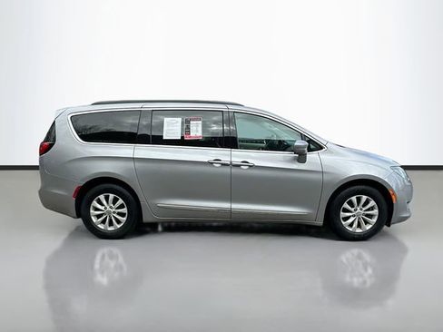 Used 2017 Chrysler Pacifica Touring-L image 5