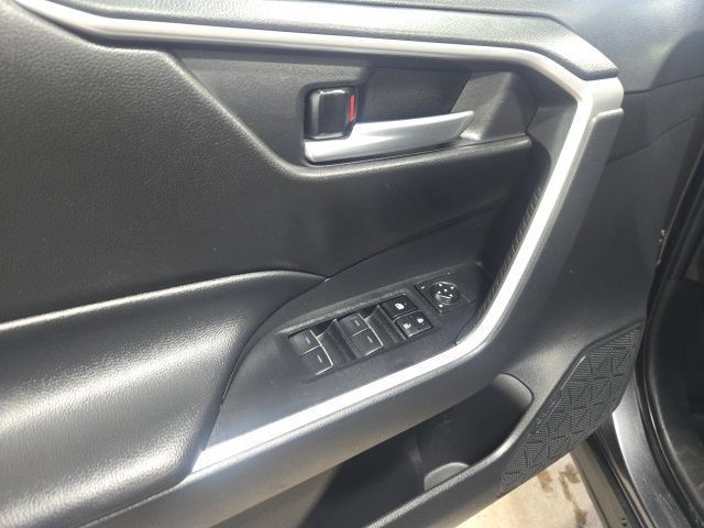 Used 2025 Toyota RAV4 XLE AWD/4WD image 17