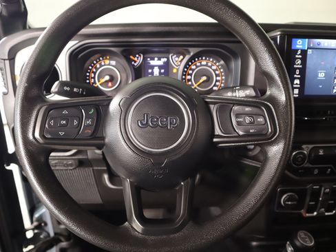 Used 2025 Jeep Gladiator Sport AWD/4WD image 3