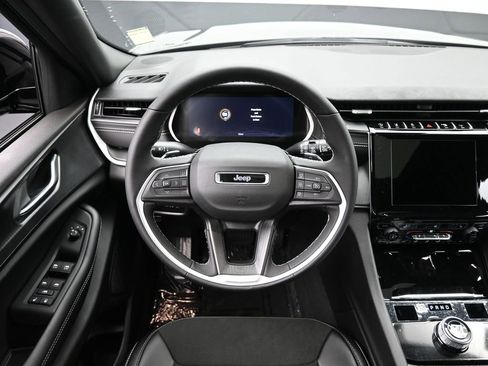 New 2025 Jeep Grand Cherokee L Altitude image 18