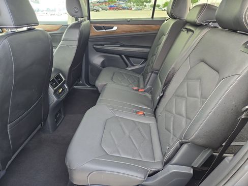 Used 2025 Volkswagen Atlas SE image 27