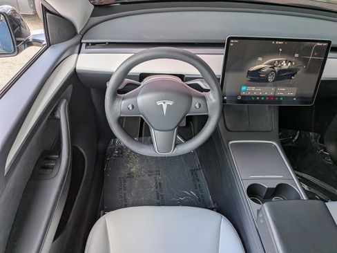 Used 2024 Tesla Model Y Long Range RWD image 16