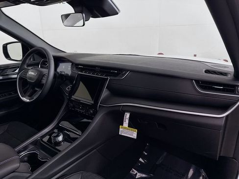 New 2025 Jeep Grand Cherokee Altitude image 28