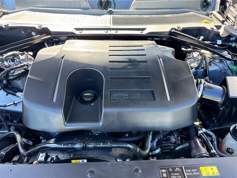 Used 2023 Land Rover Defender 130 SE image 34