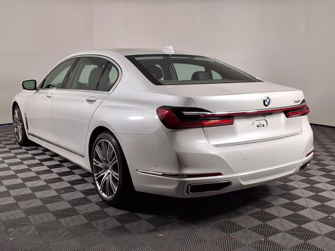 Used 2022 BMW 740i w/ Premium Package RWD image 5
