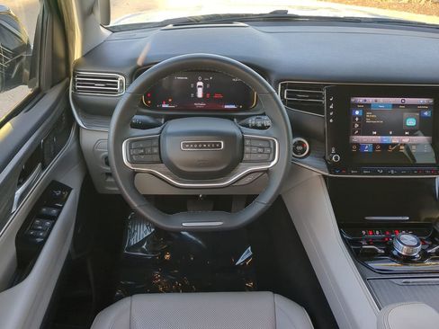 Used 2024 Jeep Wagoneer Series III image 16